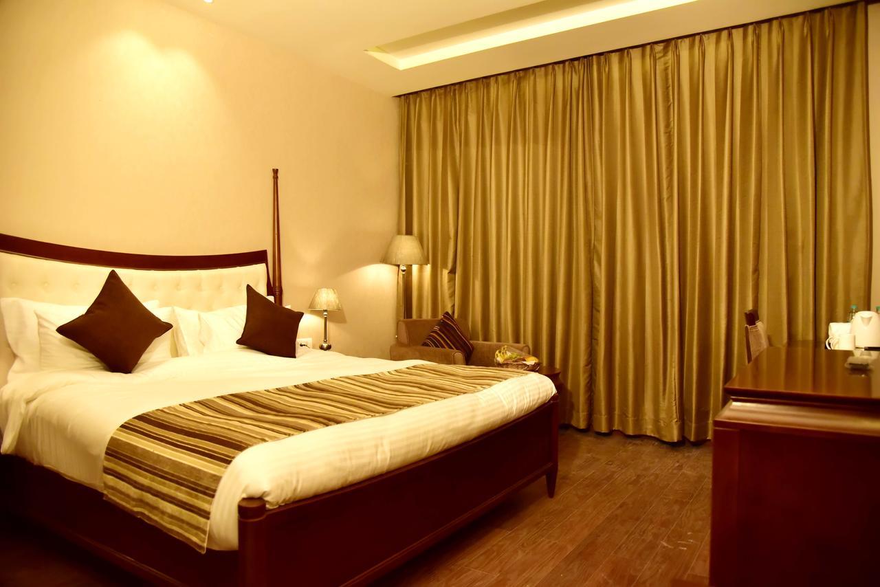 Season Hotel Nainital Bagian luar foto