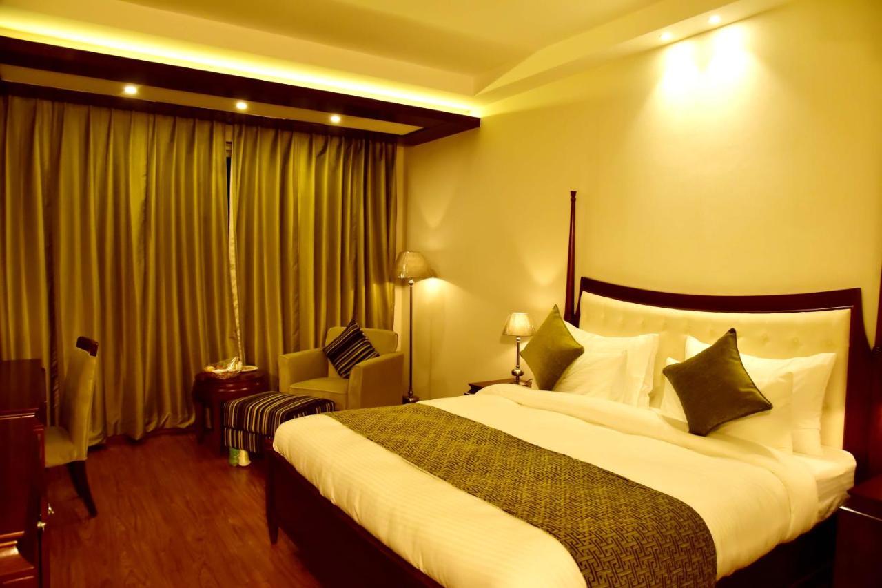 Season Hotel Nainital Bagian luar foto